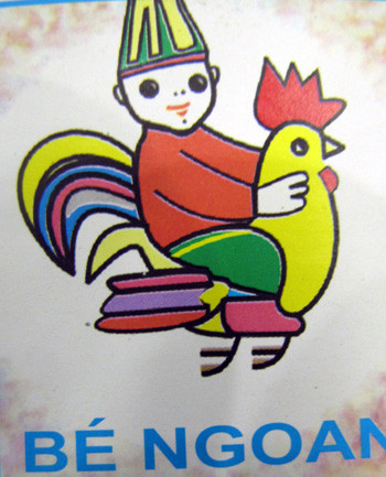 Chắc hẳn các bạn thế hệ 8x, 9x không thể quên hình ảnh em bé cưỡi gà. Một trong những tấm phiếu bé ngoan được các bạn vô cùng yêu thích. Nhớ những ngày xưa, trên tay cầm phiếu bé ngoan về nhà đồng nghĩa với việc được ông bà bố mẹ "thưởng" vì ngoan suốt tuần.