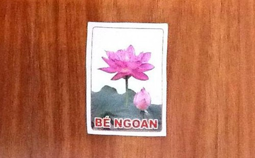 Tấm phiếu bé ngoan thời trước, in hình hoa sen hồng, biểu tượng cho sự trong sáng của trẻ nhỏ.