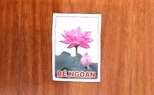 Tấm phiếu bé ngoan thời trước, in hình hoa sen hồng, biểu tượng cho sự trong sáng của trẻ nhỏ.