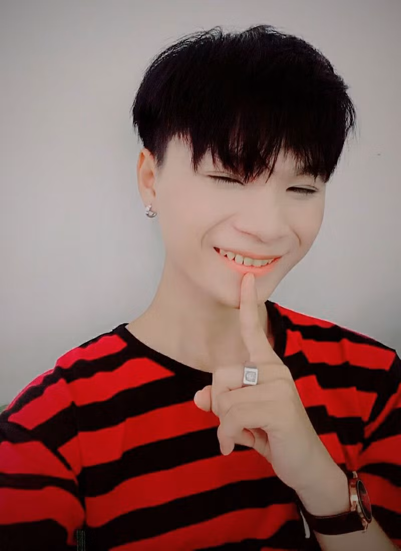 Có sức hút lớn khi sở hữu hơn 200 nghìn người theo dõi trên trang cá nhân mới đây, anh chàng còn được Facebook cấp dấu tích xanh.