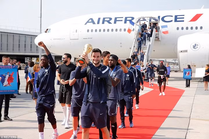 Dàn sao Pháp được trải thảm đỏ tới tận cầu thang máy bay khi mang cúp vàng World Cup 2018 trở về nước.