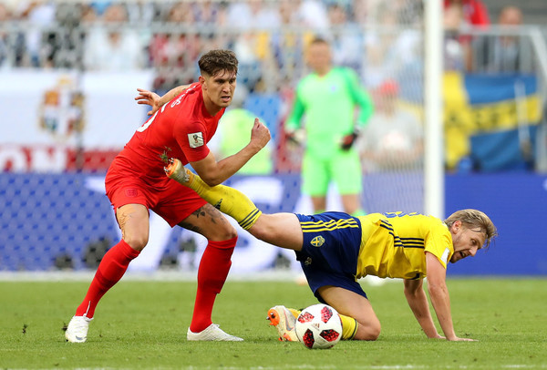 Tiền vệ phải Emil Forsberg (Thụy Điển): Trong một tập thể thô ráp và xù xì, Forsberg là ngôi sao sáng nhất trong đội hình Thụy Điển nhờ kỹ thuật cũng như khả năng xử lý bóng khéo léo. Tuy vậy, khi đối đầu "Tam sư", tiền vệ của RB Leipzig chỉ còn là cái bóng của chính mình so với 4 trận đấu trước. Anh thậm chí còn không tung ra nổi một cú sút hay tạo ra bất cứ một cơ hội ghi bàn nào cho đồng đội trong suốt 65 phút có mặt trên sân.