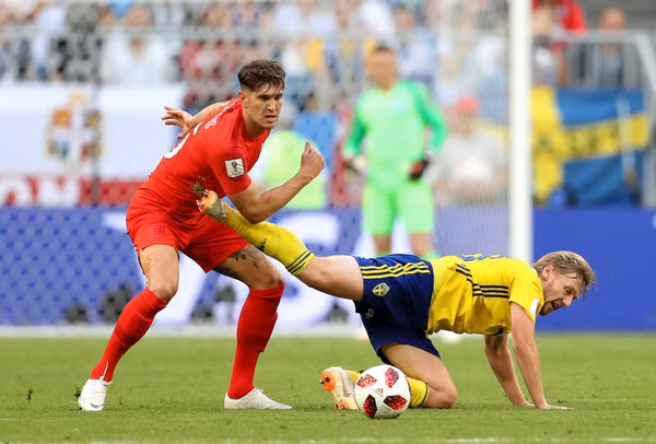 Tiền vệ phải Emil Forsberg (Thụy Điển): Trong một tập thể thô ráp và xù xì, Forsberg là ngôi sao sáng nhất trong đội hình Thụy Điển nhờ kỹ thuật cũng như khả năng xử lý bóng khéo léo. Tuy vậy, khi đối đầu "Tam sư", tiền vệ của RB Leipzig chỉ còn là cái bóng của chính mình so với 4 trận đấu trước. Anh thậm chí còn không tung ra nổi một cú sút hay tạo ra bất cứ một cơ hội ghi bàn nào cho đồng đội trong suốt 65 phút có mặt trên sân.