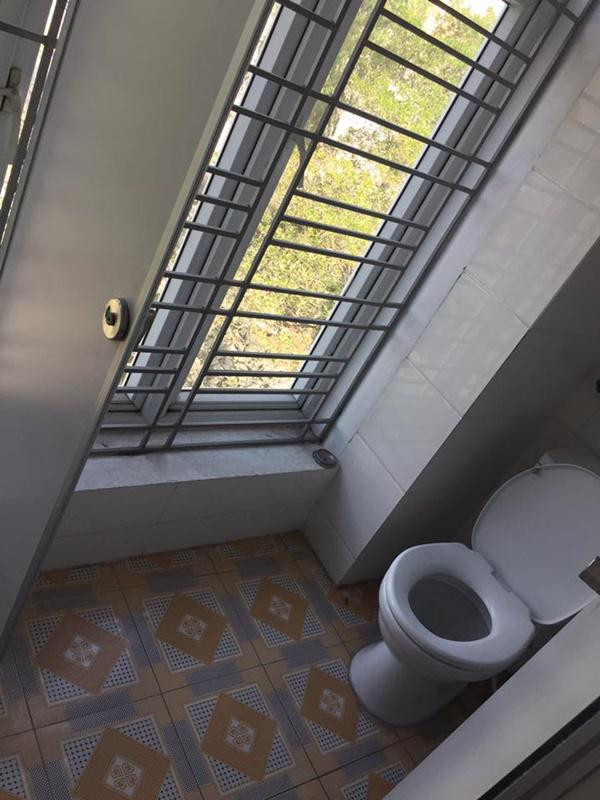 Nhà vệ sinh thơ mộng thách tiền không ai dám... cởi quần vì lý do này! - Hình 2 Nha ve sinh tho mong thach tien khong ai dam... coi quan vi ly do nay!-Hinh-2