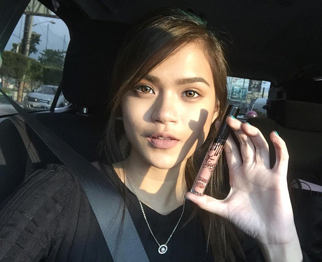 Nhiều cô gái yêu thích và thường xuyên theo dõi các video hướng dẫn trang điểm cũng như review sản phẩm chăm sóc da từ Maris. Dù trang điểm đời thường hay biểu diễn, đi tiệc, cô nàng đều rất chăm chút vào đôi mắt. Lens với màu sắc khác nhau là phụ kiện không thể thiếu, giúp cô càng thêm cuốn hút, hấp dẫn.