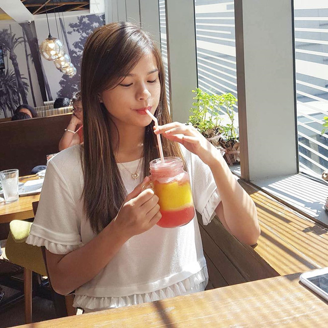 Không chỉ make up đẹp, người đẹp Philippines còn thường xuyên thay đổi, thử nghiệm những kiểu tóc và trang phục. Nét đẹp nữ tính, ngọt ngào giúp Maris có thể biến đổi từ cô gái trẻ trung, năng động thành phong cách sang trọng, quyến rũ một cách dễ dàng.