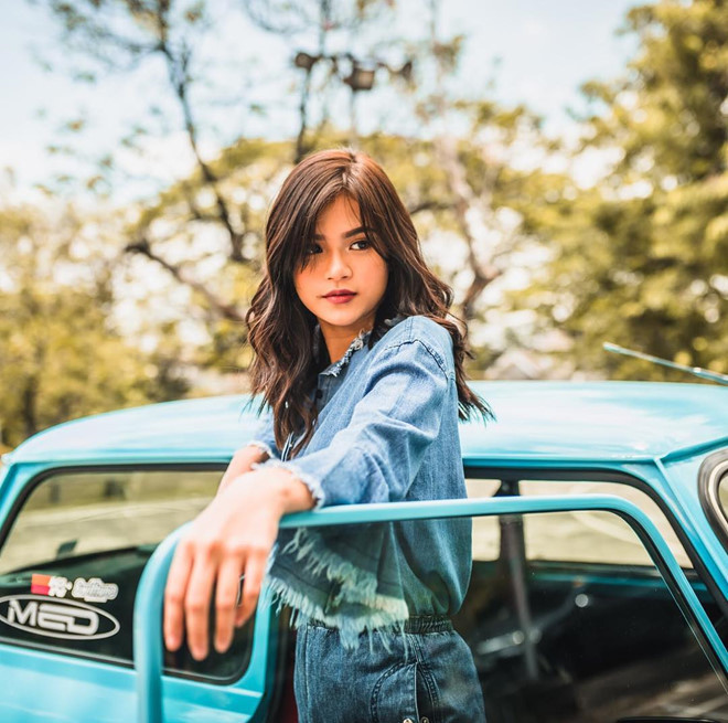 Maris nhanh chóng tạo được chỗ đứng trong làng giải trí với vai trò ca sĩ, diễn viên. Nhưng fan theo dõi cô trên mạng xã hội lại yêu mến và dành sự quan tâm đặc biệt đối với những bí quyết trang điểm, chăm sóc da và cách tạo hình mà 9X chia sẻ. Với nét đẹp sẵn có, hot girl Philippines dễ dàng thu hút khi biến đổi các phong cách trang điểm khác nhau.