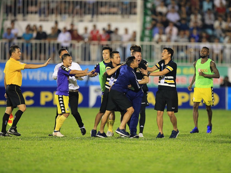 Ban kỷ luật VFF xử phạt, tiền vệ Phạm Thành Lương bị phạt tiền và treo giò 3 trận.