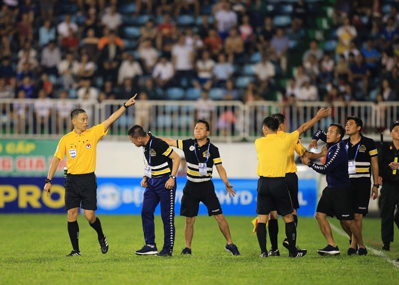 HLV Chu Đình Nghiêm giận dữ xúc phạm trọng tài và sau đó nói lời xin lỗi. Ảnh: ANH MINH