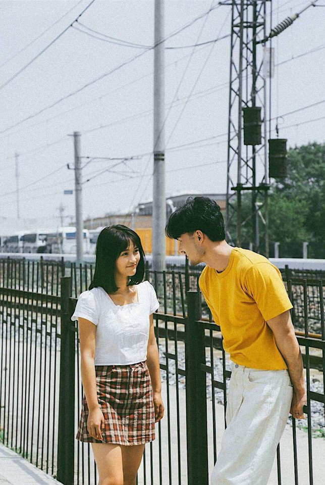 Mà lạ cái là dù background có đơn giản kiểu gì, cứ có đôi có cặp là ảnh cũng trở nên xinh xắn chẳng khác gì poster phim