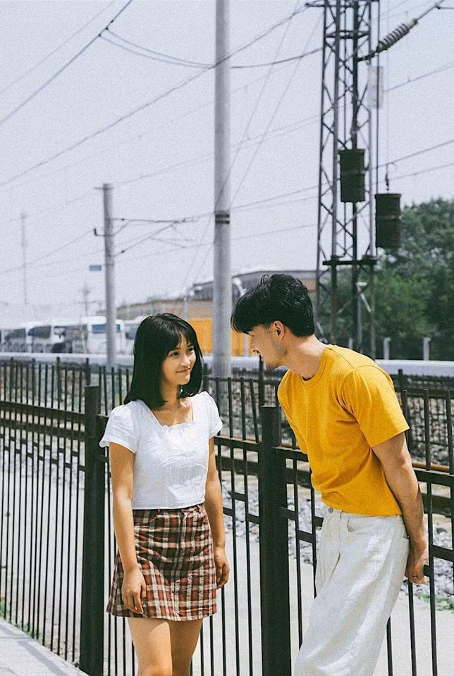 Mà lạ cái là dù background có đơn giản kiểu gì, cứ có đôi có cặp là ảnh cũng trở nên xinh xắn chẳng khác gì poster phim