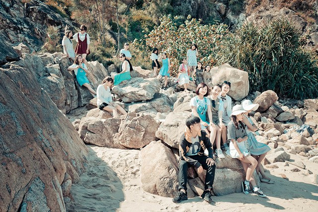 Cùng nhau lên hình như chụp mẫu cho tạp chí du lịch, bộ ảnh kỷ yếu của sinh viên Quy Nhơn. Ảnh: Minh Tokyo