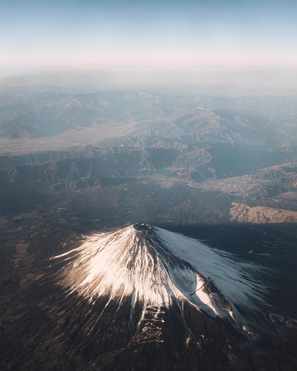 Phú Sĩ là ngọn núi gắn liền với nước Nhật, là thứ hình ảnh đặc trưng nhất mà ai đó nghĩ khi nhắc đến đất nước này.