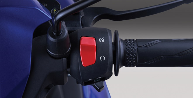 Ngoài 2 cải tiến nổi bật trên, hãng sản xuất xe máy Nhật còn đầu tư các tiện ích đặc trưng của các dòng xe phân khối lớn nổi tiếng cho Exciter 150 mới. Điển hình là nút bật tắt động cơ lấy cảm hứng từ dòng xe phân khối lớn MT, giúp người lái ngắt động cơ nhanh và kịp thời trong những tình huống xe bị ngã hoặc trường hợp đặc biệt khác.