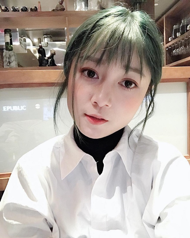 Không chỉ tài năng, giàu có, Cẩm Tú còn sở hữu ngoại hình thon thả và gương mặt xinh xắn. Tài khoản nvt.1210 khen ngợi: "Theo dõi chị từ lâu, ấn tượng chị xinh và nói chuyện dễ thương cực".