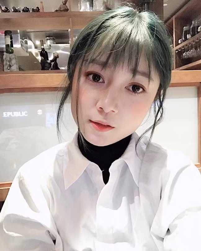 Không chỉ tài năng, giàu có, Cẩm Tú còn sở hữu ngoại hình thon thả và gương mặt xinh xắn. Tài khoản nvt.1210 khen ngợi: "Theo dõi chị từ lâu, ấn tượng chị xinh và nói chuyện dễ thương cực".