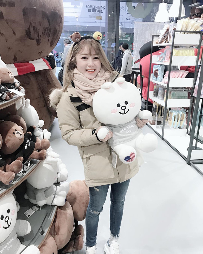 Thần tượng của Cẩm Tú là nữ diễn viên nổi tiếng Emma Watson. Cô thích Emma bởi những bài thuyết trình về nữ quyền và bình đẳng giới. Vì thế, câu nói Tú tâm đắc nhất chính là câu phát biểu truyền cảm hứng tới từ nữ nghệ sĩ này: "Con gái chẳng việc gì phải e sợ việc trở nên thông minh".