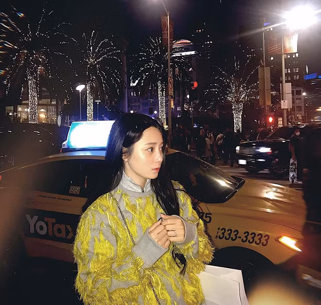 Về công việc đạo diễn, Cẩm Tú bật mí với Zing.vn: "Làm đạo diễn đối với con gái rất vất vả. Thế nhưng, người ta thường nói nghề chọn mình chứ mình không chọn nghề. Mẹ mình cũng là người trong ngành nên mình được tạo cảm hứng từ mẹ". Cô gái thẳng thắn cho hay bản thân vẫn còn non trẻ và chưa có thành tựu đáng kể trong sự nghiệp.