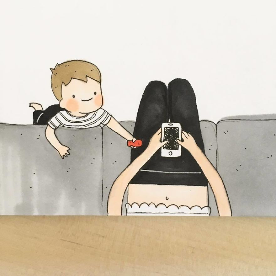 Em bé đã khiến mẹ bỏ thói quen xấu là lướt điện thoại cả ngày. Chỉ cần đưa cho mẹ một món đồ chơi, bắt mẹ chơi cùng, là mẹ không thể nào ôm điện thoại được nữa.