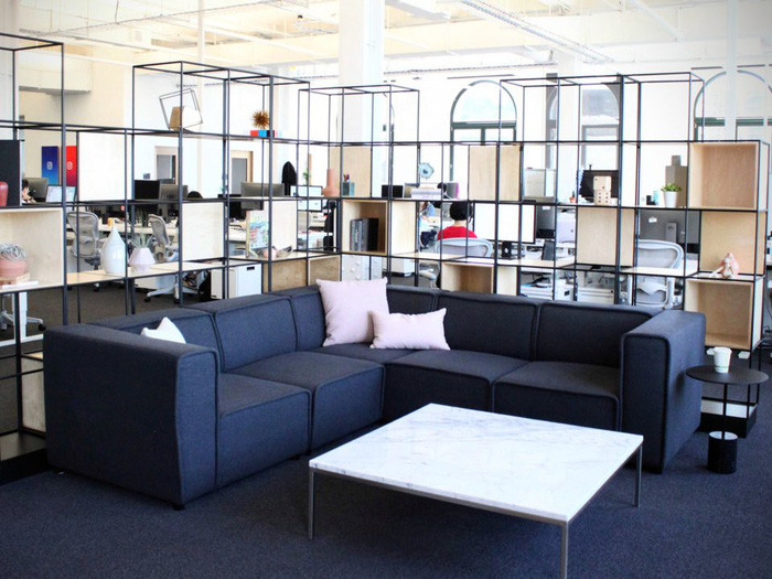 Nhân viên có nhiều khu ngồi nghỉ và thư giãn khắp văn phòng...