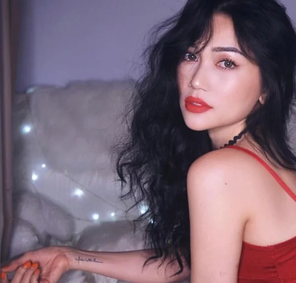 Hình xăm đơn giản, nhẹ nhàng, nhưng đầy ý nghĩa của Sĩ Thanh và dòng chữ “Forever” tại cổ tay phải.