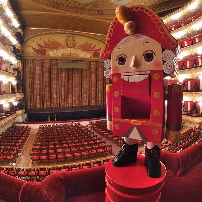 Cũng tại Moscow, nhà hát Bolshói là một trưng bày lịch sử cho văn hóa nghệ thuật Nga. Tên của nó được dịch thành "nhà hát lớn". Nhà hát lớn này cũng là một trong những điểm đến thu hút du khách du lịch Nga nhất tại Moscow