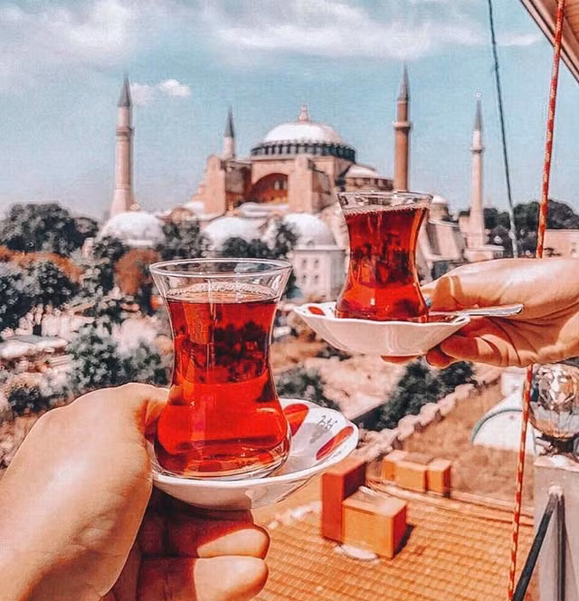  8.Trà: Trà là thức uống rất phổ biến ở Thổ Nhĩ Kỳ, mọi người có thể uống đến 20 lần/ngày. Trà ở đây thường không đặt vào trong những chiếc tách nhỏ, dễ thương mà nó được đựng trong một cái ly lớn. Có rất nhiều loại trà mang đủ loại hương vị thơm ngon mà du khách nên tìm thưởng thức.