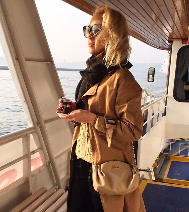  5.Giao thông đi lại: Có tất cả các loại phương tiện giao thông công cộng mà du khách muốn trải nghiệm. Hãy thử tưởng tượng nếu thức dậy vào buổi sáng, không muốn di chuyển bằng tàu điện ngầm, thì du khách có thể thay bằng phà. Du khách có thể vừa thư giãn thưởng thức một tách cà phê Thổ Nhĩ Kỳ, vừa ngắm cảnh sông nước. Ở thành phố lớn như Istanbul, vì nơi này nằm trên 2 châu lục là châu Á và châu Âu. Thế nên chẳng có gì ngạc nhiên khi chỉ trong vòng 30 phút ngồi phà, du khách có thể đi từ châu này sang châu khác một cách quá dễ dàng. Giá thì quá rẻ chỉ với 1$.