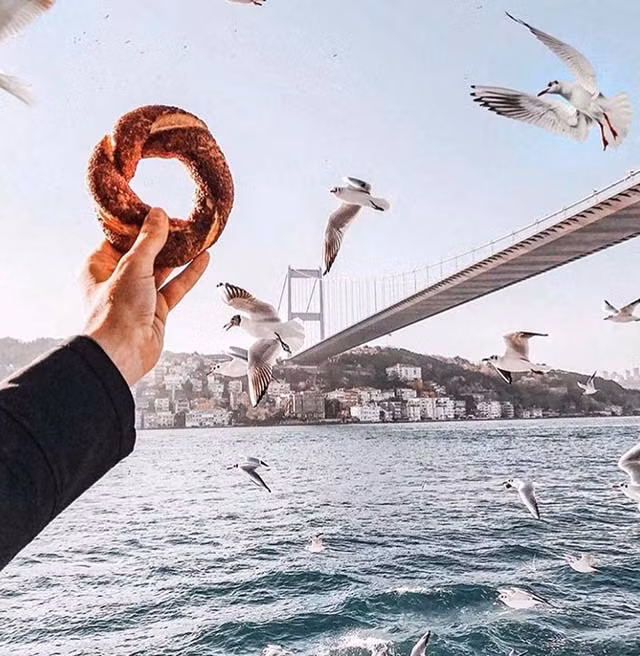  3.Bánh mì tròn simit: Bánh mì tròn có tên gọi là simit, một loại bánh truyền thống của người dân Thổ Nhĩ Kỳ. Loại bánh này thường được phủ mè rang, bên trong có hạt anh túc, hạt hướng dương. Nếu bánh sừng bò là loại bánh tượng trưng mỗi khi nhắc đến Pháp, thì ở Thổ Nhĩ Kỳ chính là bánh simit. Cứ vào buổi sáng sớm, những chiếc xe đẩy bán bánh simit ngập tràn mùi thơm khiến ai đi ngang qua cũng đều muốn mua vài cái.