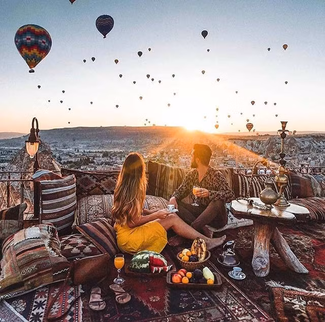  1.Khu nghỉ mát: Thổ Nhĩ Kỳ là một nơi có quá nhiều địa điểm tuyệt đẹp, tiêu biểu đó là Cappadocia. Đây là một nơi mà du khách có thể thoải mái khám phá những chuyến thám hiểm bằng khinh khí cầu trên không, nghỉ ngơi trong những khách sạn hang động độc đáo, lãng mạn với khung cảnh mộng mơ từ trên cao…Nếu có người yêu, đây sẽ là nơi nghỉ ngơi tuyệt vời thay vì phải chen chúc nhau ở những bãi biển đông đúc người.