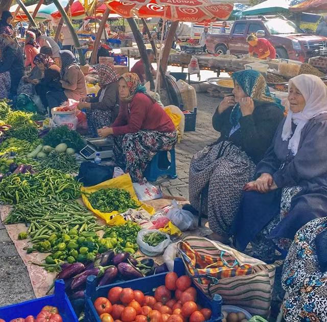  4.Mua sắm: Có rất nhiều trung tâm mua sắm đẹp ở Thổ Nhĩ Kỳ, nhưng khu mua sắm thú vị nhất là ở chợ. Du khách có thể thỏa sức mặc cả, nếu người bán không muốn mặc cả thì có thể yêu cầu thêm một cái gì đó. Hơn nữa, hãy yên tâm rằng nếu bước chân vào chợ, du khách sẽ chẳng lo bị đói, bởi ở đây hầu hết người bán sẽ cho ăn thử miễn phí trước khi mua. Không cần phải mua thực phẩm thì mới được ăn thử trước, nếu du khách muốn mua áo quần, quà lưu niệm, sẽ luôn có cà chua, quả ô liu, quả hạch cho khách vừa ăn vừa lựa chọn đồ.