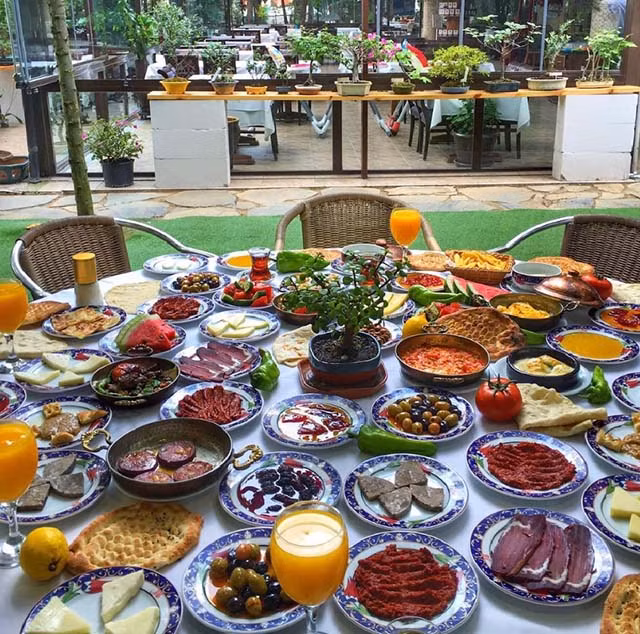  2.Bữa ăn sáng: Nhắc đến ăn sáng, có lẽ mọi người thường nghĩ ngay đến một tách cà phê, một chiếc bánh sandwich, một miếng trứng ốp la đúng không. Nếu như vậy khi đến Thổ Nhĩ Kỳ, du khách sẽ bất ngờ trước bữa sáng ở đây. Người dân có thói quen ăn rất nhiều thứ vào buổi sáng như các loại mứt, ô liu, phô mai, thịt, mật ong, các loại bánh mì, trứng, rau, trái cây…tất cả mọi thứ sẽ được bày la liệt trên bàn. Nếu ăn không hết, người ta sẽ để phần thừa vào tủ lạnh cho sáng ngày hôm sau. Trong bữa ăn truyền thống của người Thổ Nhĩ Kỳ, mọi người phải nói nhiều và không giữ bí mật, nếu chỉ mãi lo tập trung ăn, sẽ bị đánh giá là không thân thiện, nhàm chán.