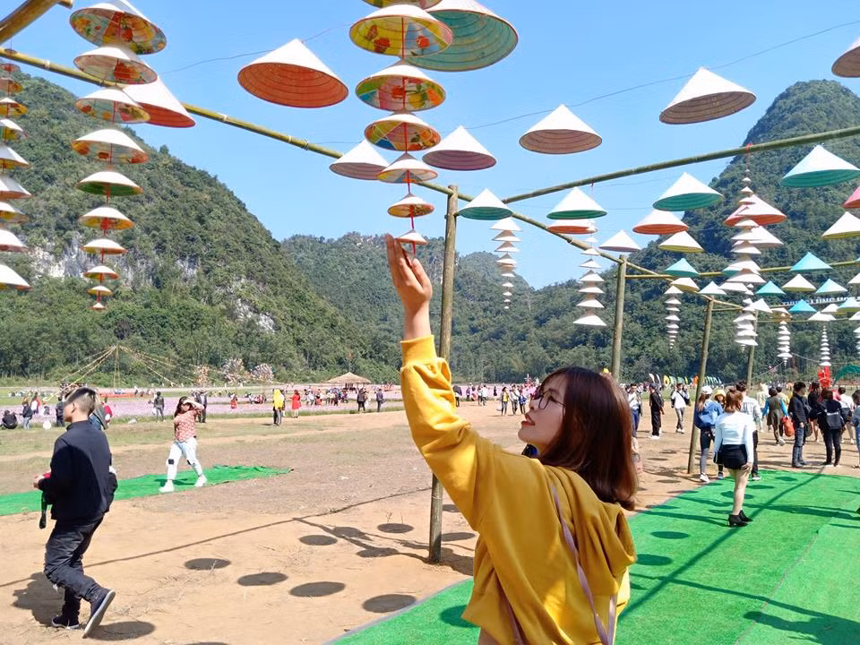 Tại đây còn được bố trí nhiều tiểu cảnh để du khách thuận tiện chụp ảnh và trải nghiệm cảm giác mới mẻ.