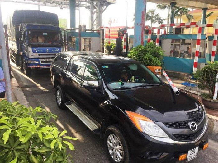 Tai xe khong tra phi, hat tung barie tram thu phi BOT Tan De-Hinh-4
