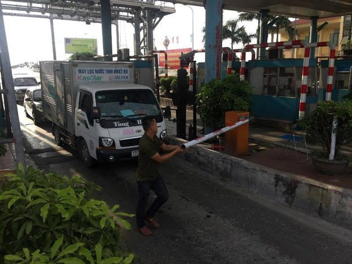 Tai xe khong tra phi, hat tung barie tram thu phi BOT Tan De-Hinh-2