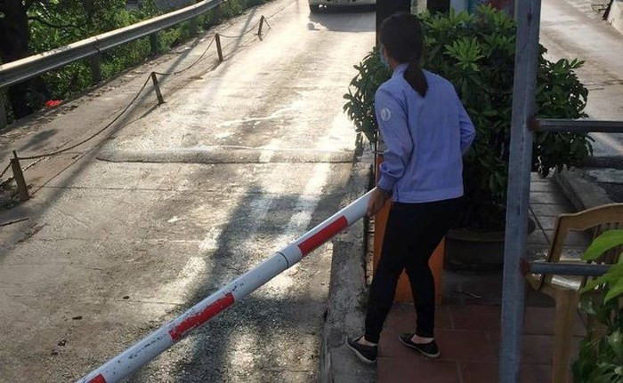 Tai xe khong tra phi, hat tung barie tram thu phi BOT Tan De-Hinh-3