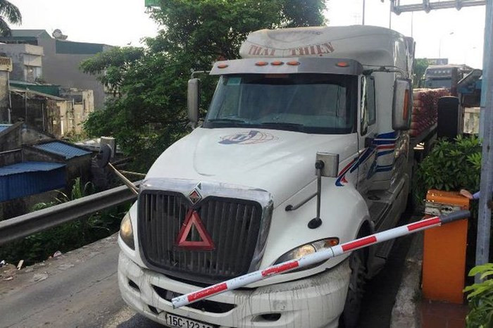 Tai xe khong tra phi, hat tung barie tram thu phi BOT Tan De