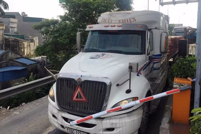 Tai xe khong tra phi, hat tung barie tram thu phi BOT Tan De