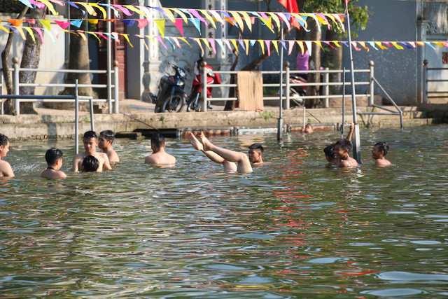 Người dân nơi đây cải tạo môi trường nước, lắp các hạng mục phụ trợ để biến ao thành một 'bể bơi tự chế'