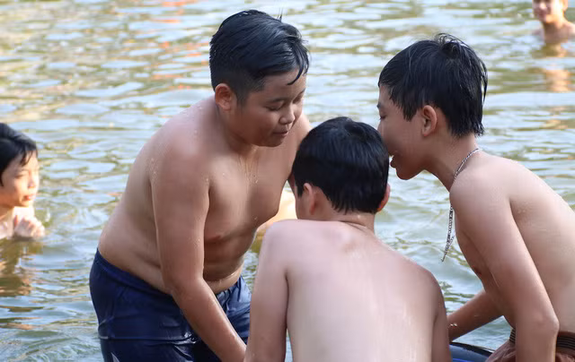 Ao làng trở thành điểm vui chơi hấp dẫn, bổ ích cho trẻ em địa phương và khu vực lân cận