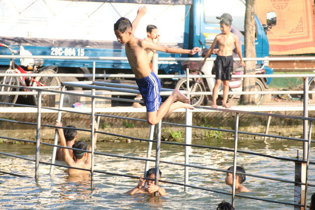 Bể bơi khổng lồ khi xưa vốn là một ao làng bị ô nhiễm nguồn nước, năm 2016, người dân trong xã đã kêu gọi đóng góp tiền cải tạo ao làng Thiên thành một bể bơi khổng lồ miễn phí cho tất cả mọi người.