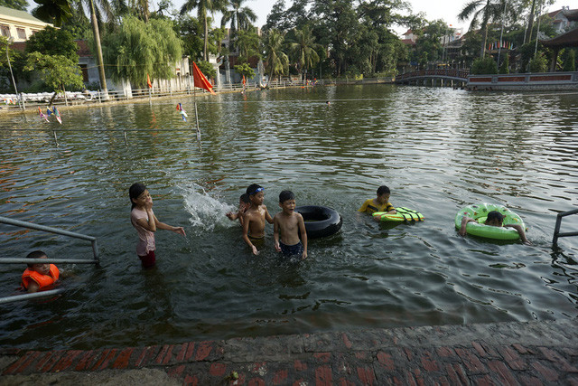 Bể bơi được lắp đặt hệ thống cảnh báo độ sâu của ao cho người bơi, căng dây các vị trí có nước sâu.