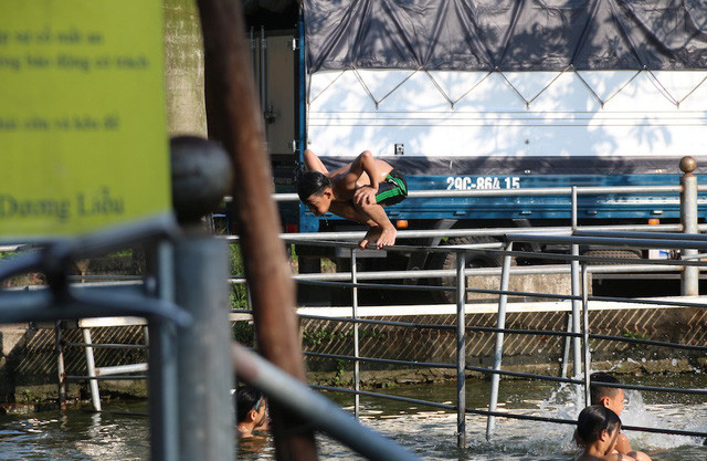 Ao có hệ thống lan can thép để hỗ trợ trẻ trong quá trình tập bơi.