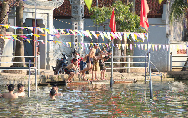 “Từ ngày có bể bơi miễn phí, trẻ em trong làng biết bơi tăng lên, vì thế phụ huynh cũng bớt lo phần nào khi biết thông tin tỉ lệ trẻ em chết đuối ngày càng cao ở nhiều nơi trong dịp hè này”, ông Nguyễn Phi Hậu nói.