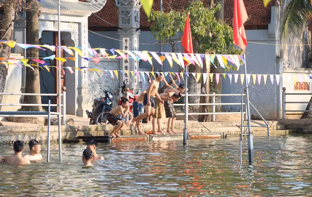 “Từ ngày có bể bơi miễn phí, trẻ em trong làng biết bơi tăng lên, vì thế phụ huynh cũng bớt lo phần nào khi biết thông tin tỉ lệ trẻ em chết đuối ngày càng cao ở nhiều nơi trong dịp hè này”, ông Nguyễn Phi Hậu nói.