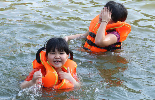 Mực nước trong ao cũng không quá sâu và được phân thành từng lớp cho phù hợp lứa tuổi.