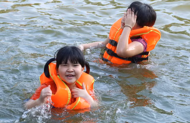 Mực nước trong ao cũng không quá sâu và được phân thành từng lớp cho phù hợp lứa tuổi.