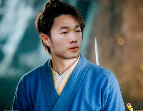 Không ít người hâm mộ Lương Xuân Trường phải bật cười khi thấy chàng cầu thủ hoá thân thành Lệnh Hồi Xung trong bộ phim Tiếu ngạo giang hồ.