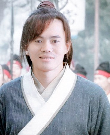 Cùng tình yêu bóng đá và tuổi thơ gắn liền với các bộ phim chuyển thể từ tiểu thuyết kiếm hiệp của nhà văn Kim Dung, Văn Giao (25 tuổi) đã nghĩ ra một ý tưởng độc đáo. Theo đó, anh "hoá thân" cho các cầu thủ đội tuyển quốc gia Việt Nam thành anh hùng trong phim cổ trang.