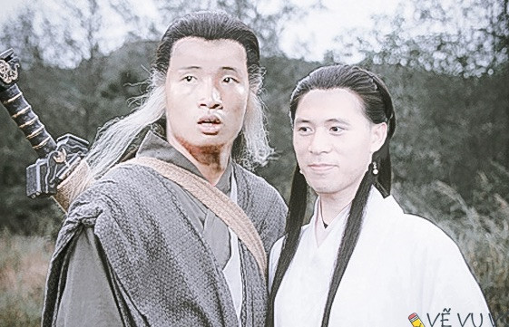 Thông qua bộ ảnh hoá thân nhân vật trong truyện Kim Dung, 9X muốn gửi lời chúc đội tuyển bóng đá quốc gia Việt Nam thi đấu thật tốt. Chàng trai mong đội nhà sẽ có thể lập lại kỳ tích 10 năm trước tại Giải vô địch bóng đá Đông Nam Á 2018 sắp tới.